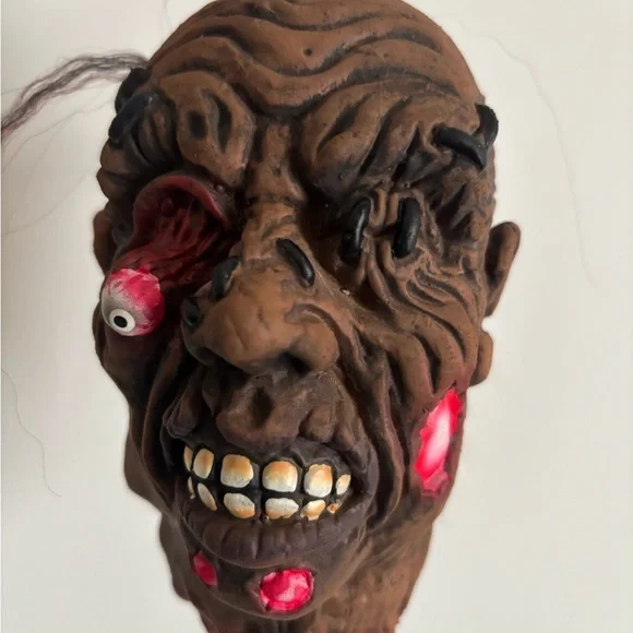 Spirit Halloween shrunken head hangging decoration - Picture 15 of 16